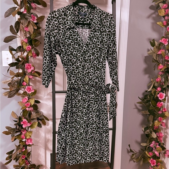 Chaps Dresses & Skirts - Chaps V-neck wrap 3/4 sleeves tie waist abstract geometric print Dress